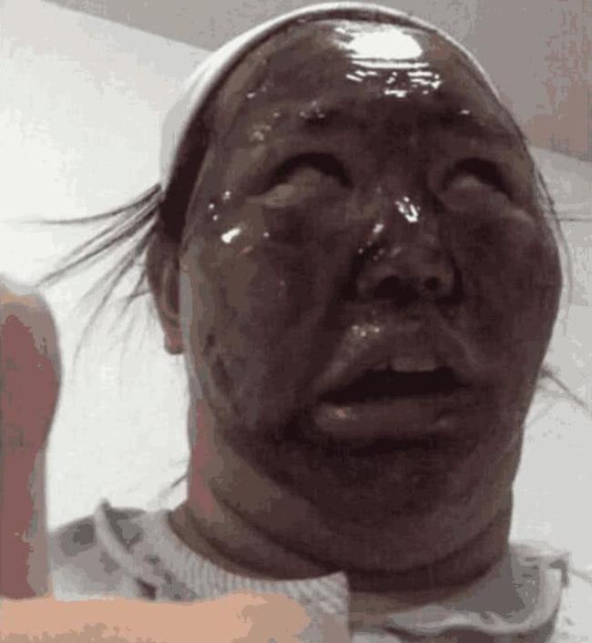 tk 未成年 他靠着门边的未成扶杆站着