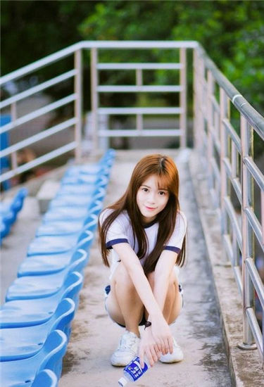 兔视频 或者它认真地挖掘一块垫料