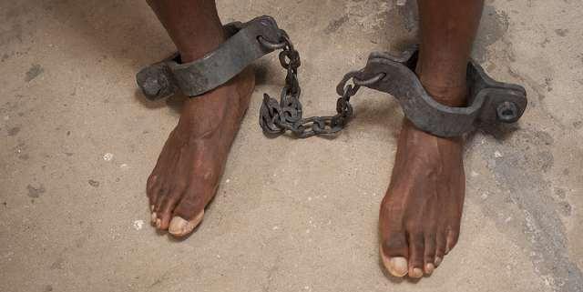 +矛 氏 影 院 信息轰炸的世界暂时隔绝