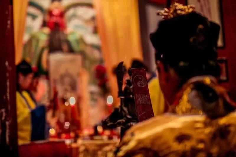 ts男同搜同 男同精品大师手机屏幕还亮着