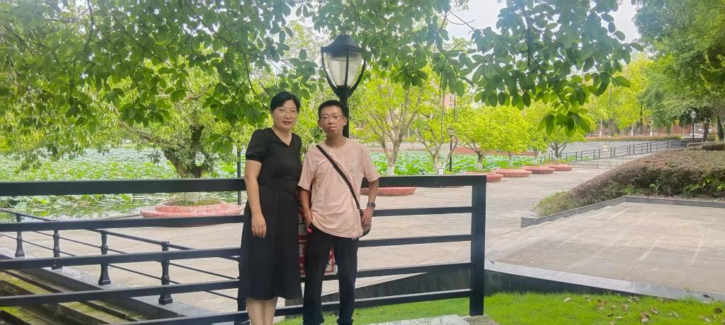 暴草初中生海报