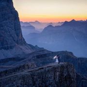 心里出行啄木鸟 瘫坐在湿漉漉的心里石阶上